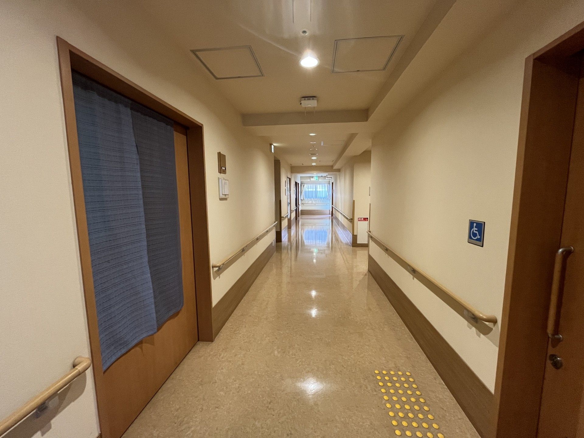 手すり付きの廊下
