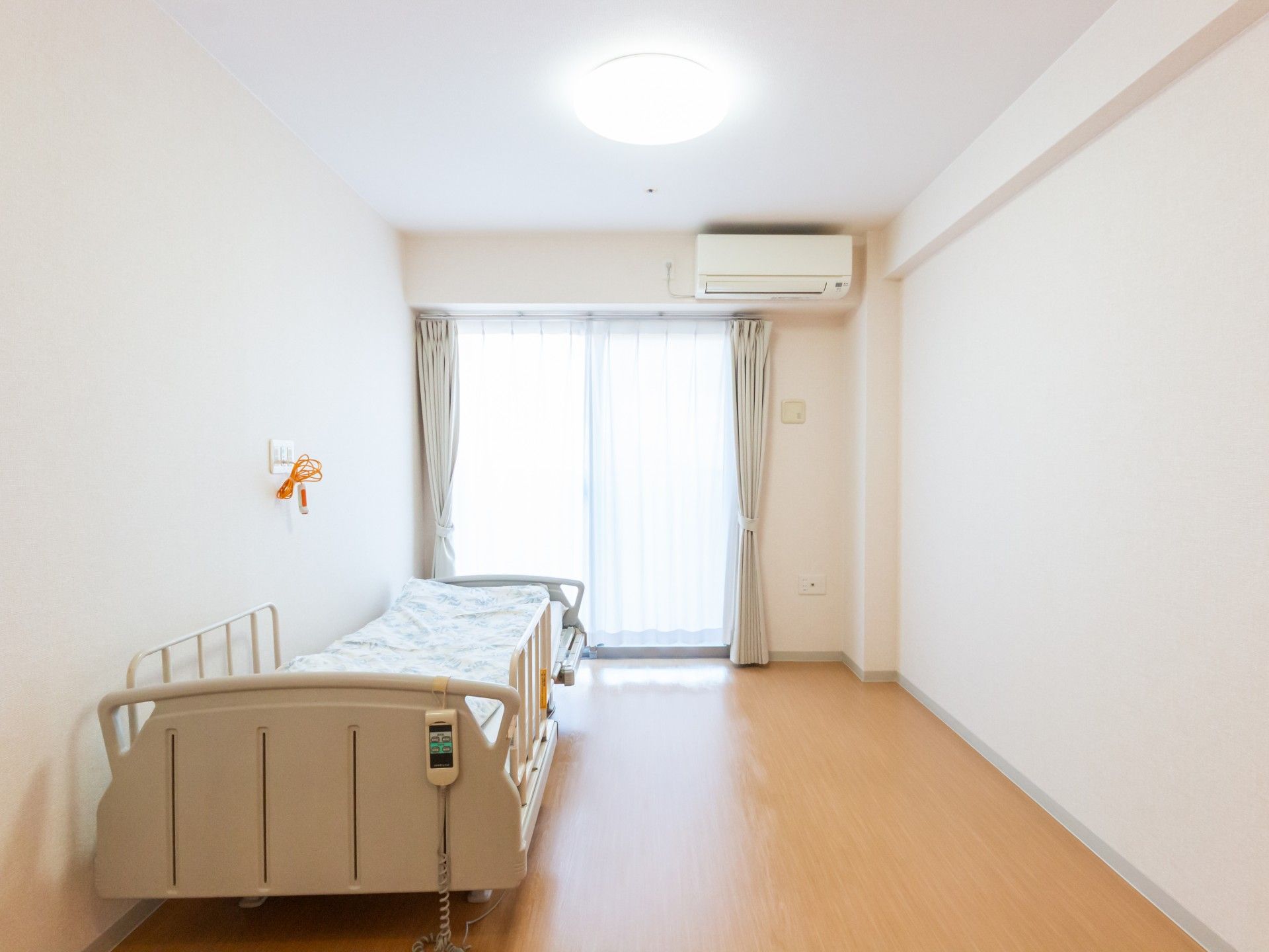 明るい個室のベッド