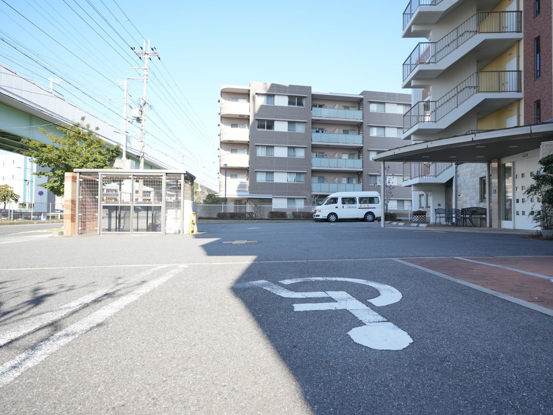 広々とした駐車場の風景
