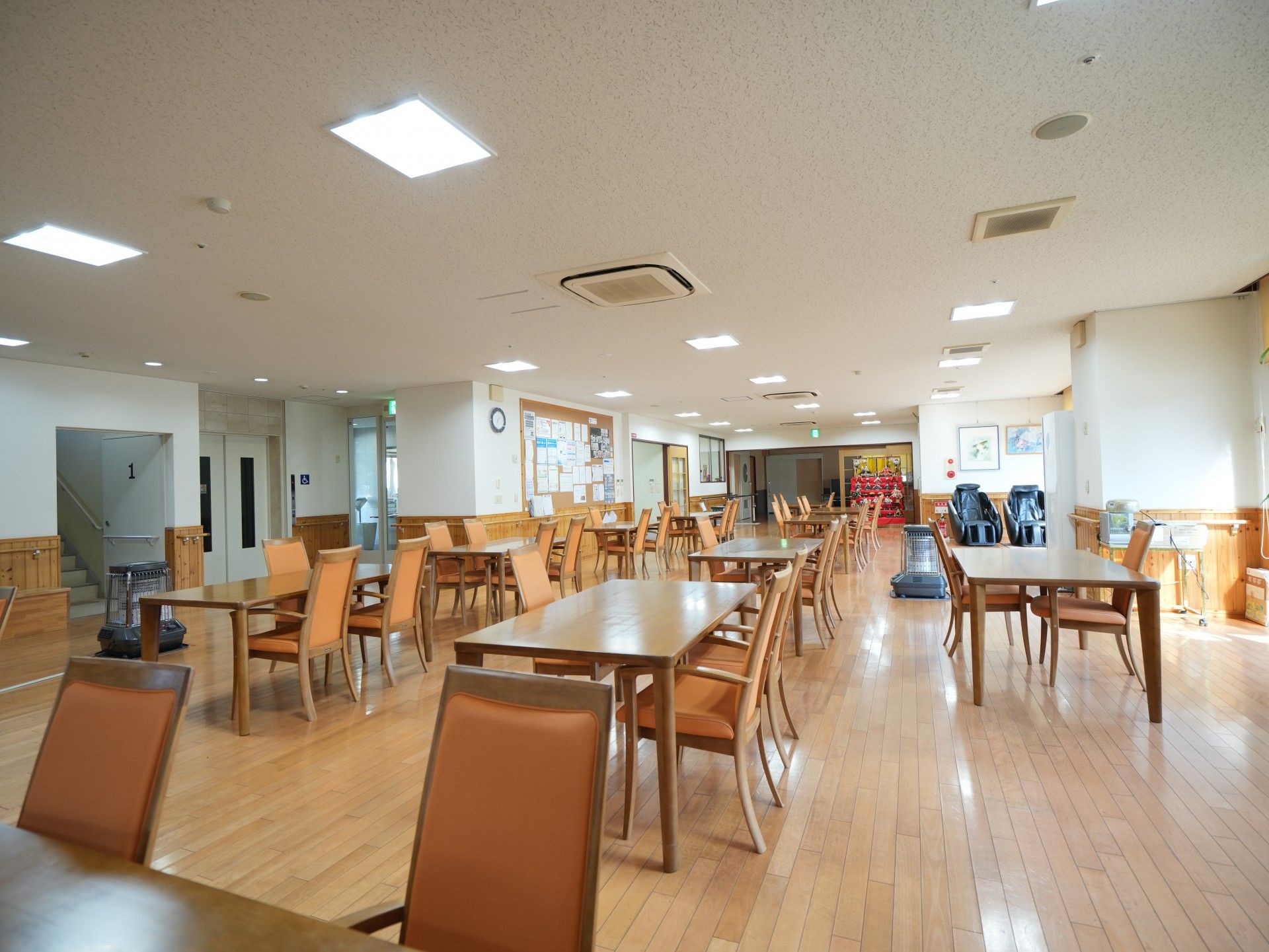 広々とした明るい食堂