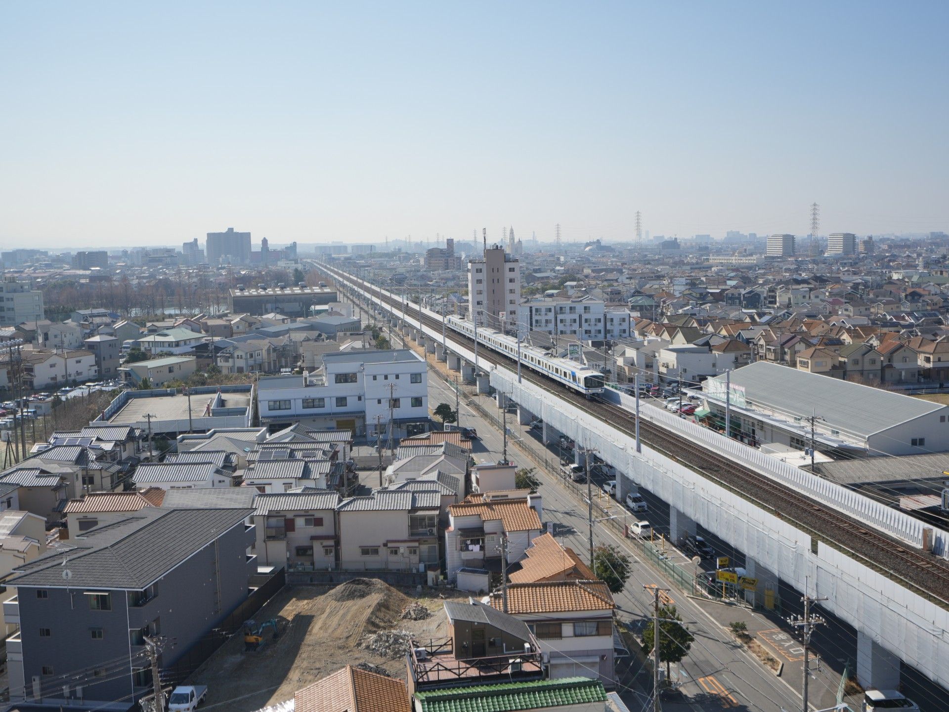 都市の景色と電車