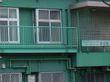 窓の周囲以外の壁はほとんど緑色に塗られている。居室も窓は出窓になっており、ベランダが付いている。ベランダのフェンスも緑色に塗ってある。