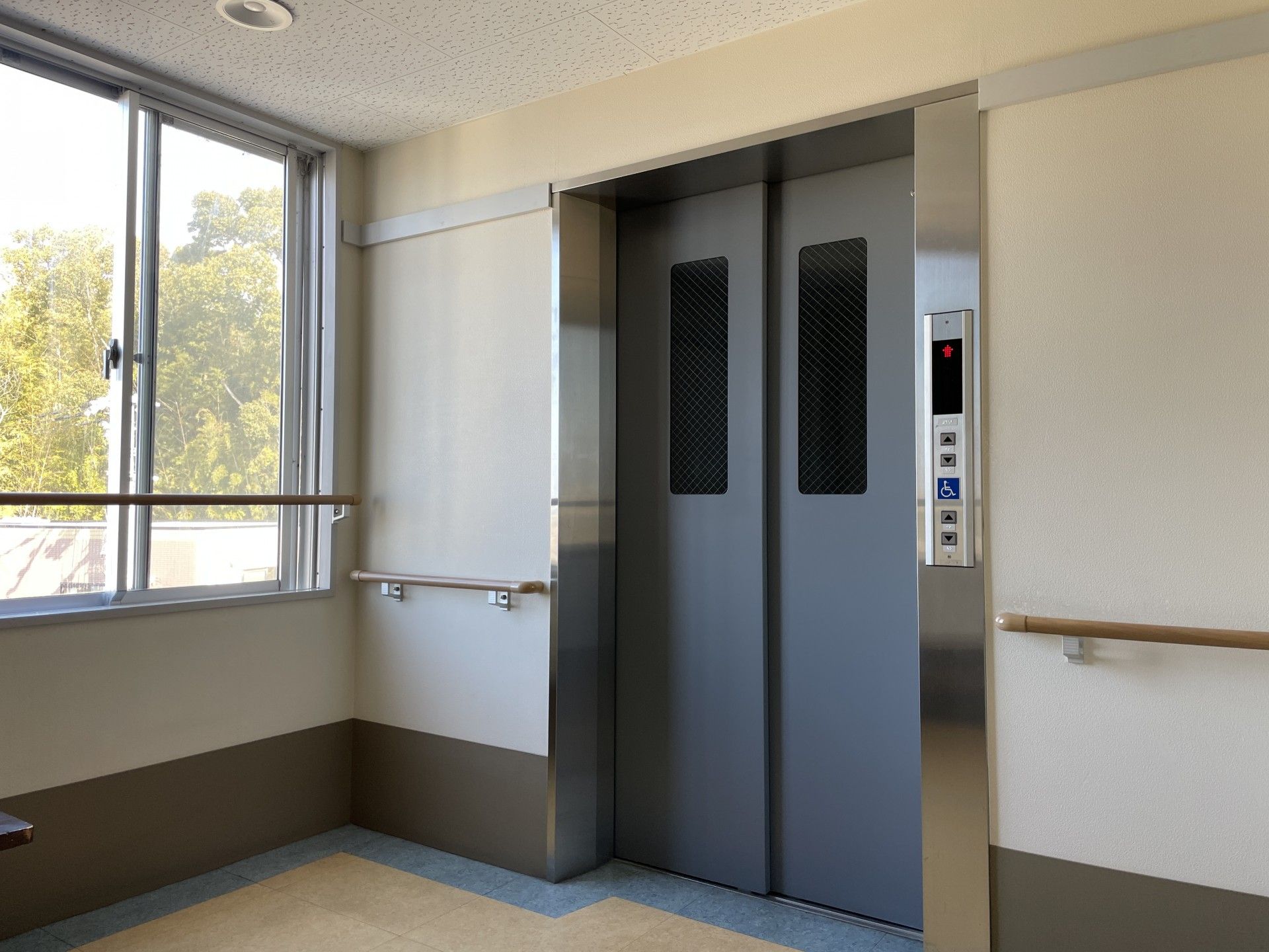 明るいエレベーターホール