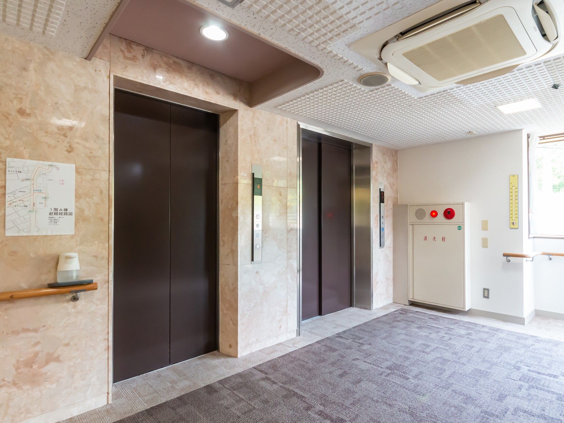 エレベーター前の廊下