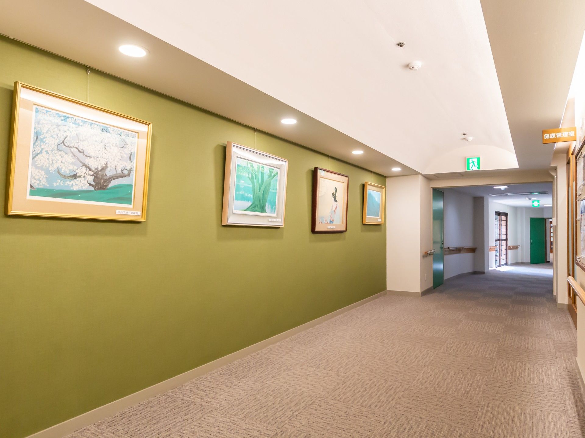 絵画が飾られた廊下