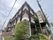 緑に囲まれた建物の外観