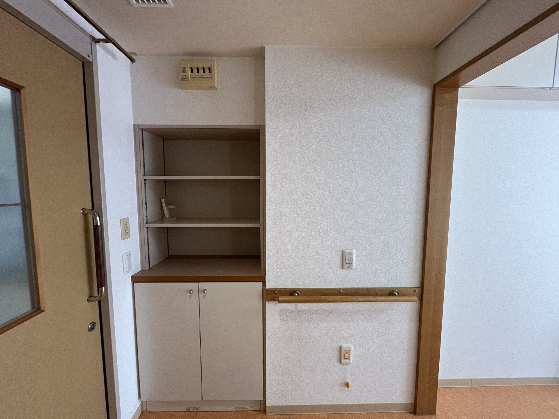 収納棚と手すりのある壁面