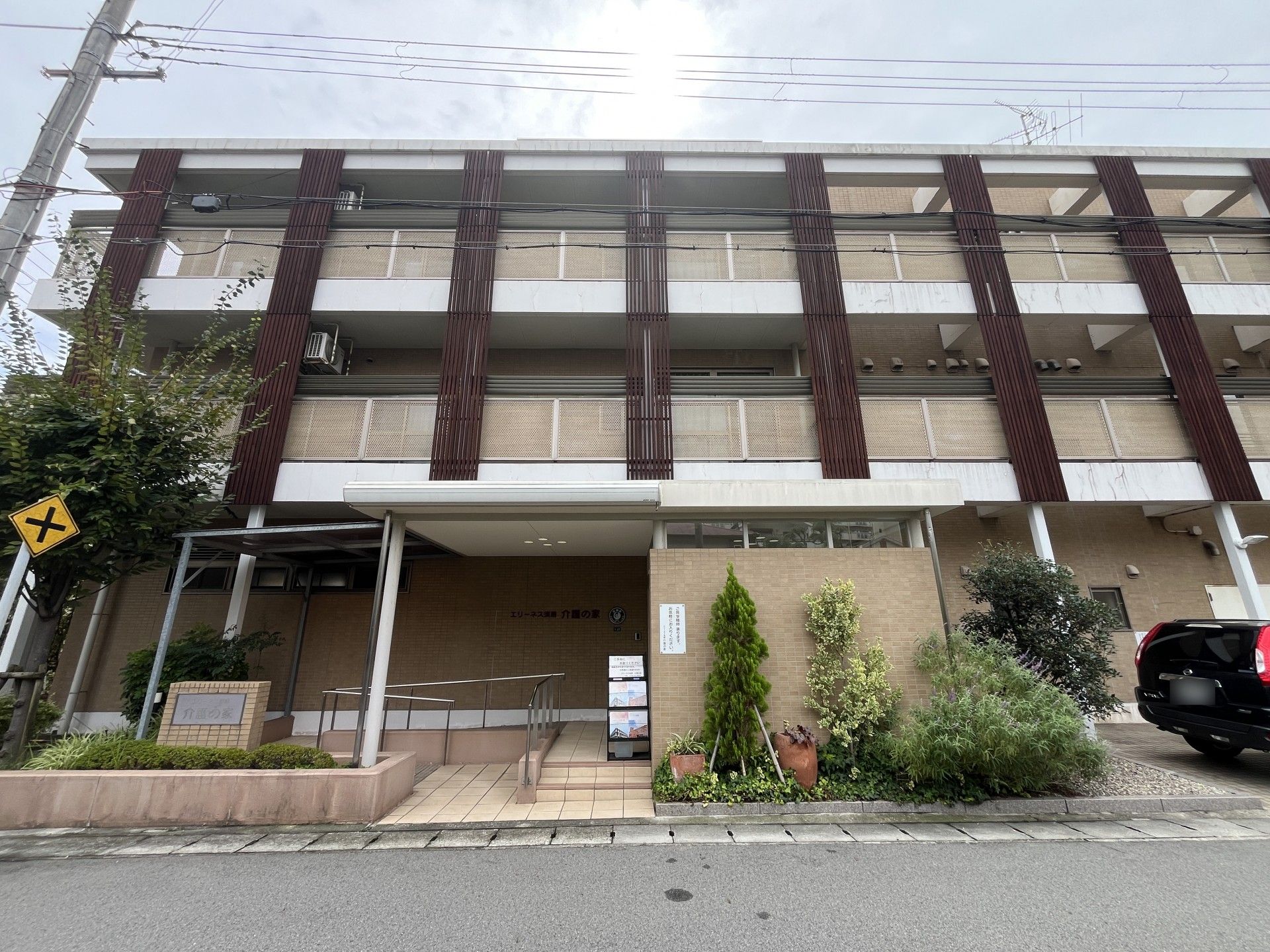 緑豊かな建物の外観