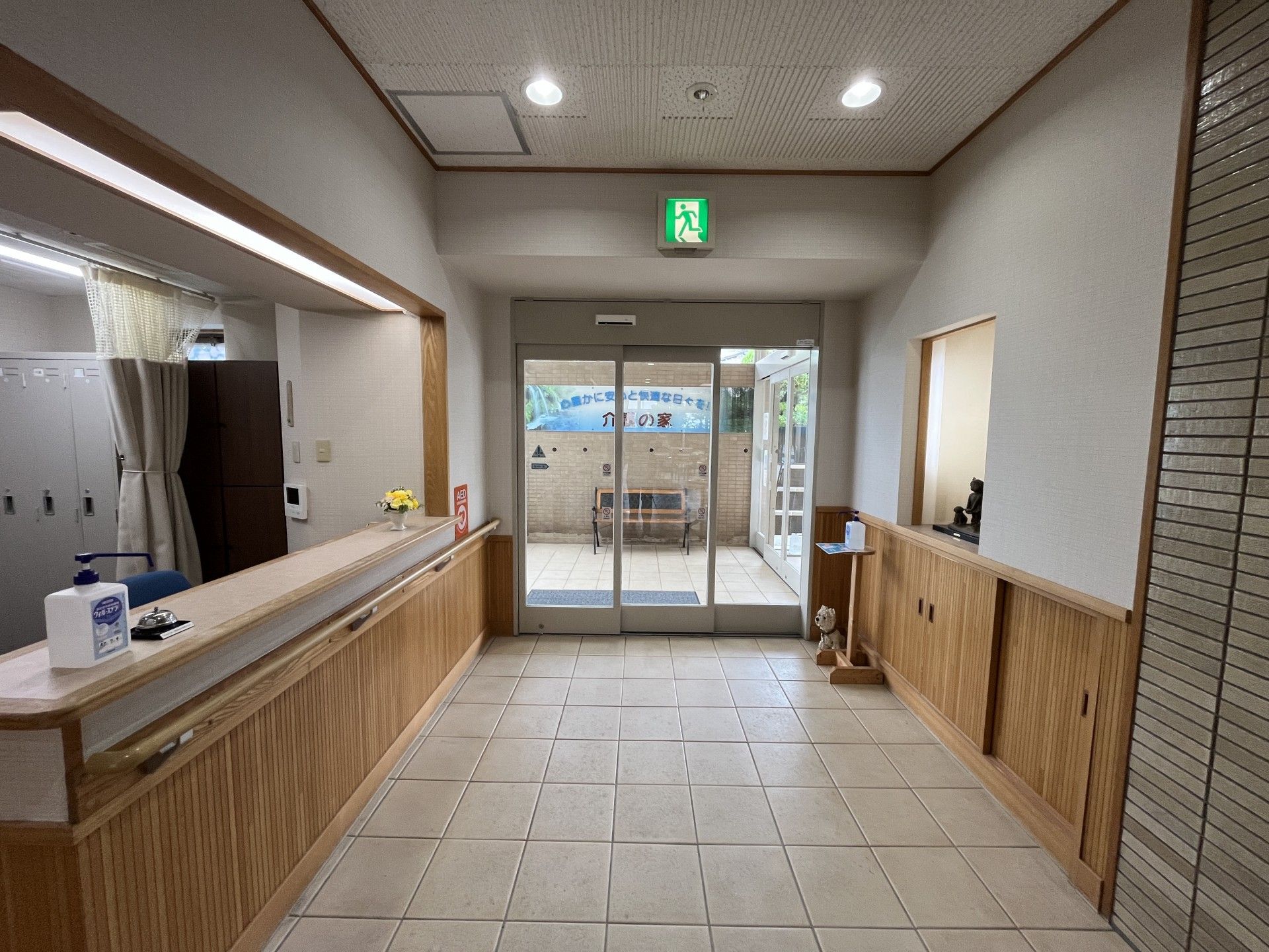 受付と出入口の様子