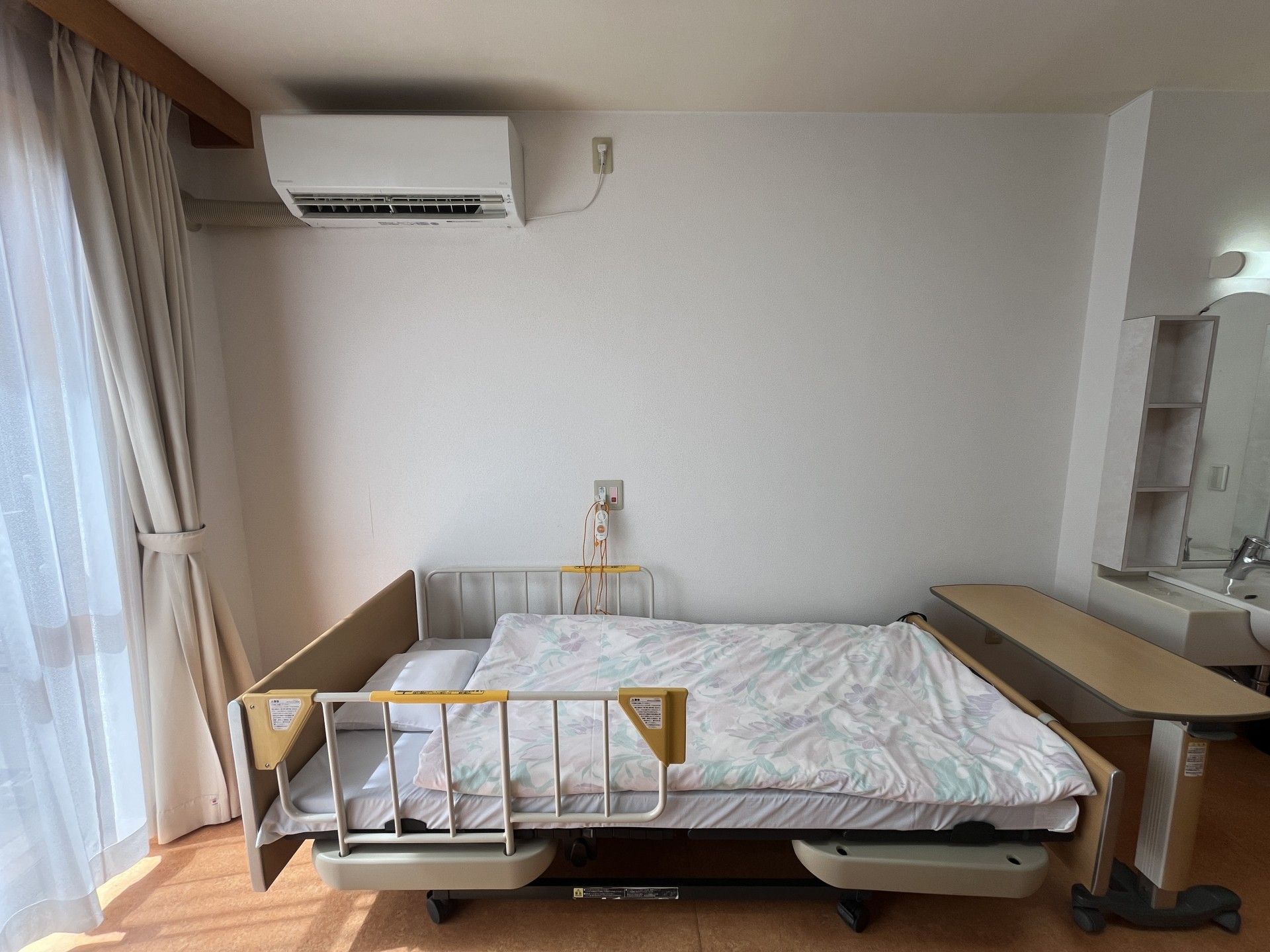 ベッドと洗面台のある部屋