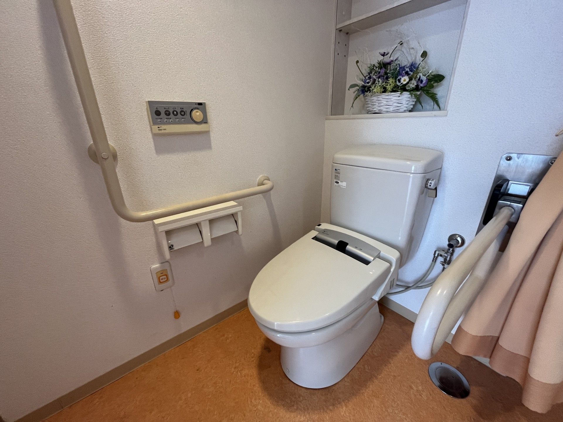 手すり付きのトイレ