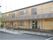 2階建ての建物。玄関前にはスロープが付き、2階にはベランダが付いている。