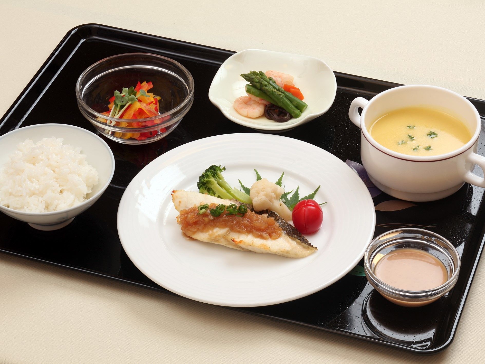 黒いお盆の上に色とりどりの食事が乗っている。野菜がふんだんに使われているので、見た目にも色鮮やかである。