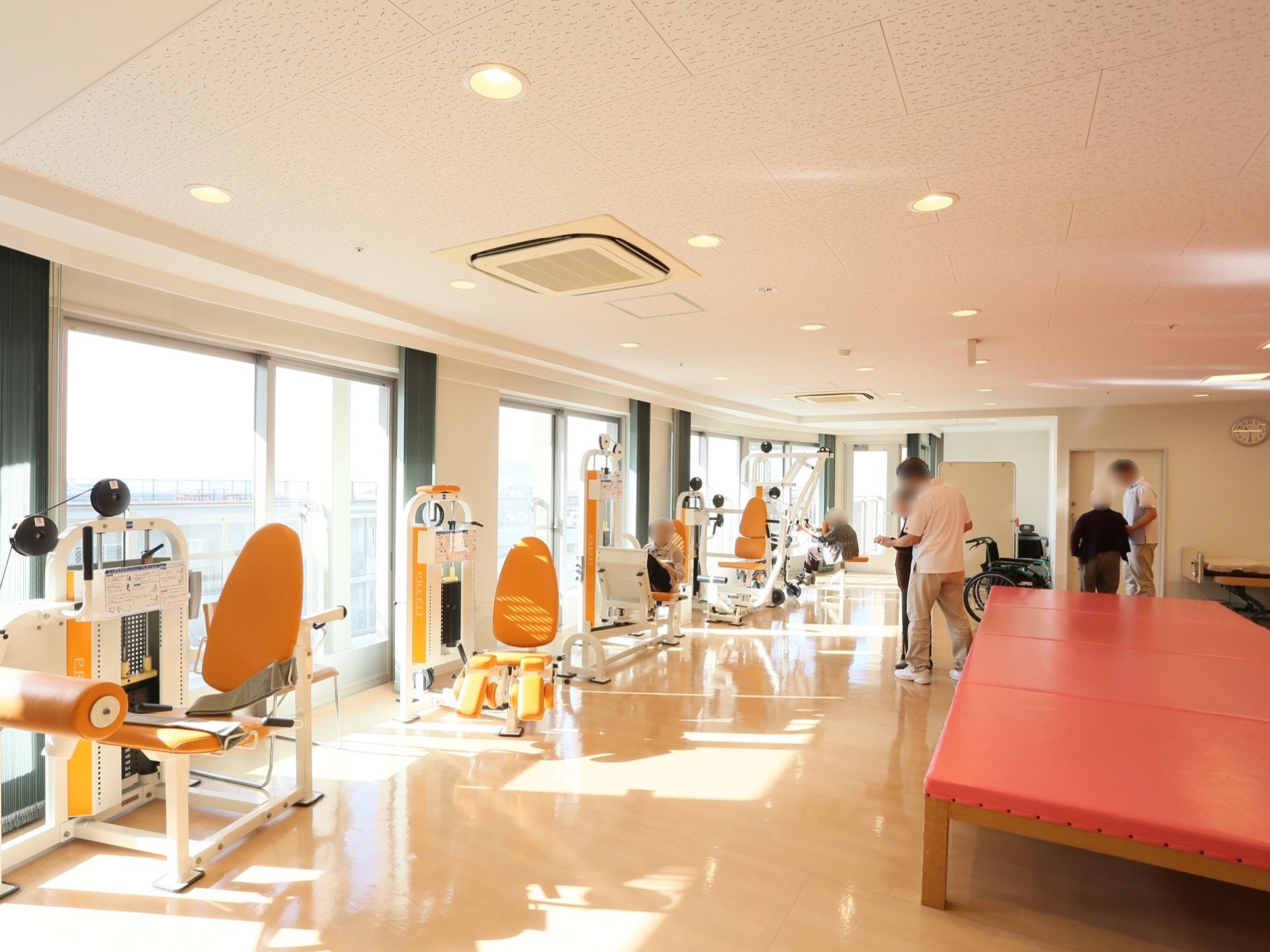 広々とした機能訓練室には、各種機械が取り揃えられている。入居者様に必要な体力作りやリハビリが行われている。
