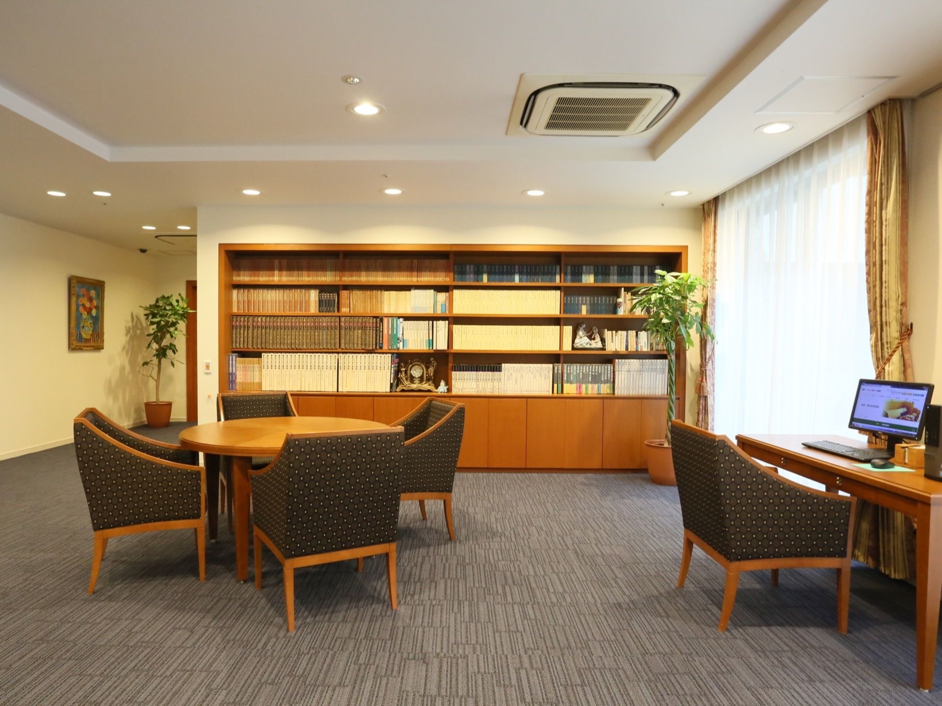 柔らかい照明を設置した、落ち着きのある図書室である。木製の棚には数多くの書籍が並べられている。インターネットを使用することも可能である。