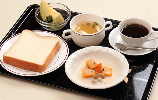 パンとスープ、メロンのデザートとコーヒーが付いたメニュー