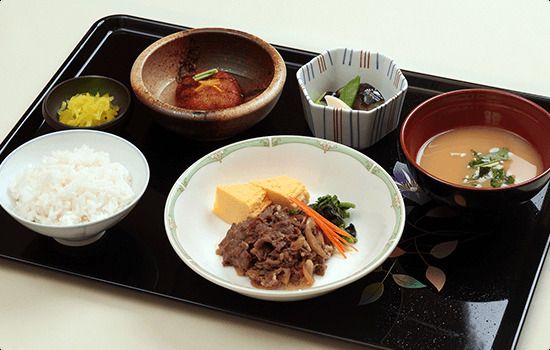 肉の炒め物とたまご焼き、ご飯と味噌汁のセット