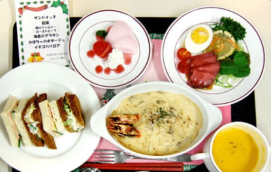 サンドイッチと海老グラタン、ローストビーフや苺のババロアが付いたクリスマスの特別食