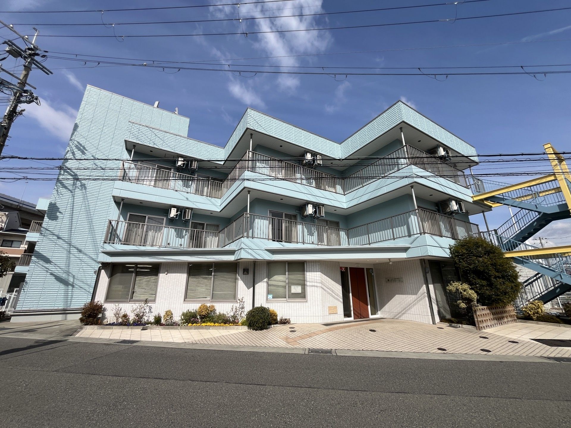 青い外壁の建物