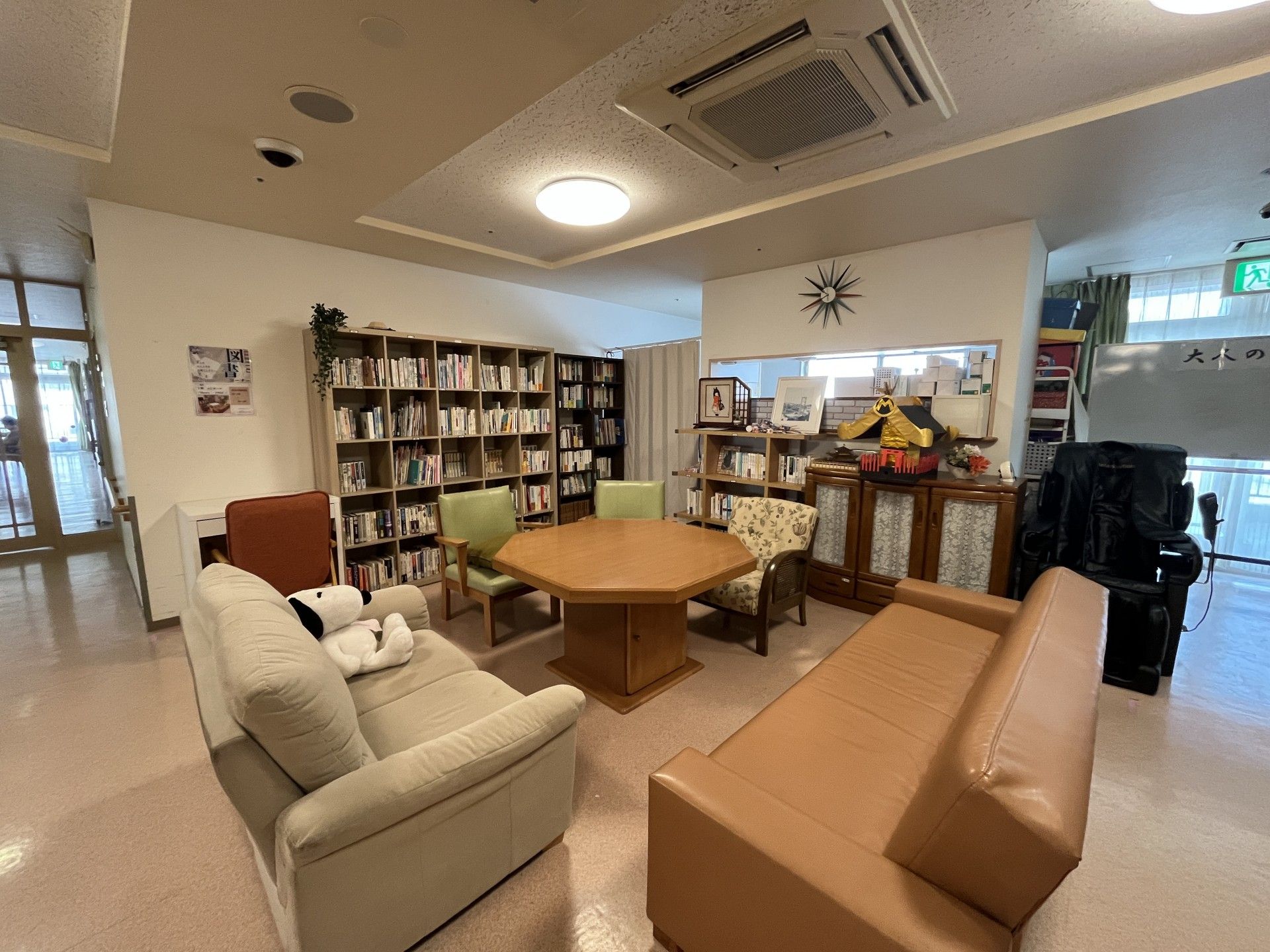 本棚とソファのある部屋