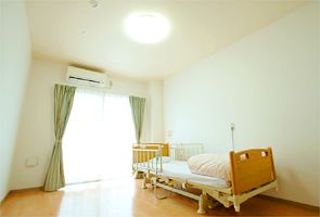 明るい個室のベッド
