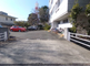 静かな街並みの施設外観