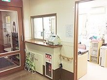 明るい受付と廊下