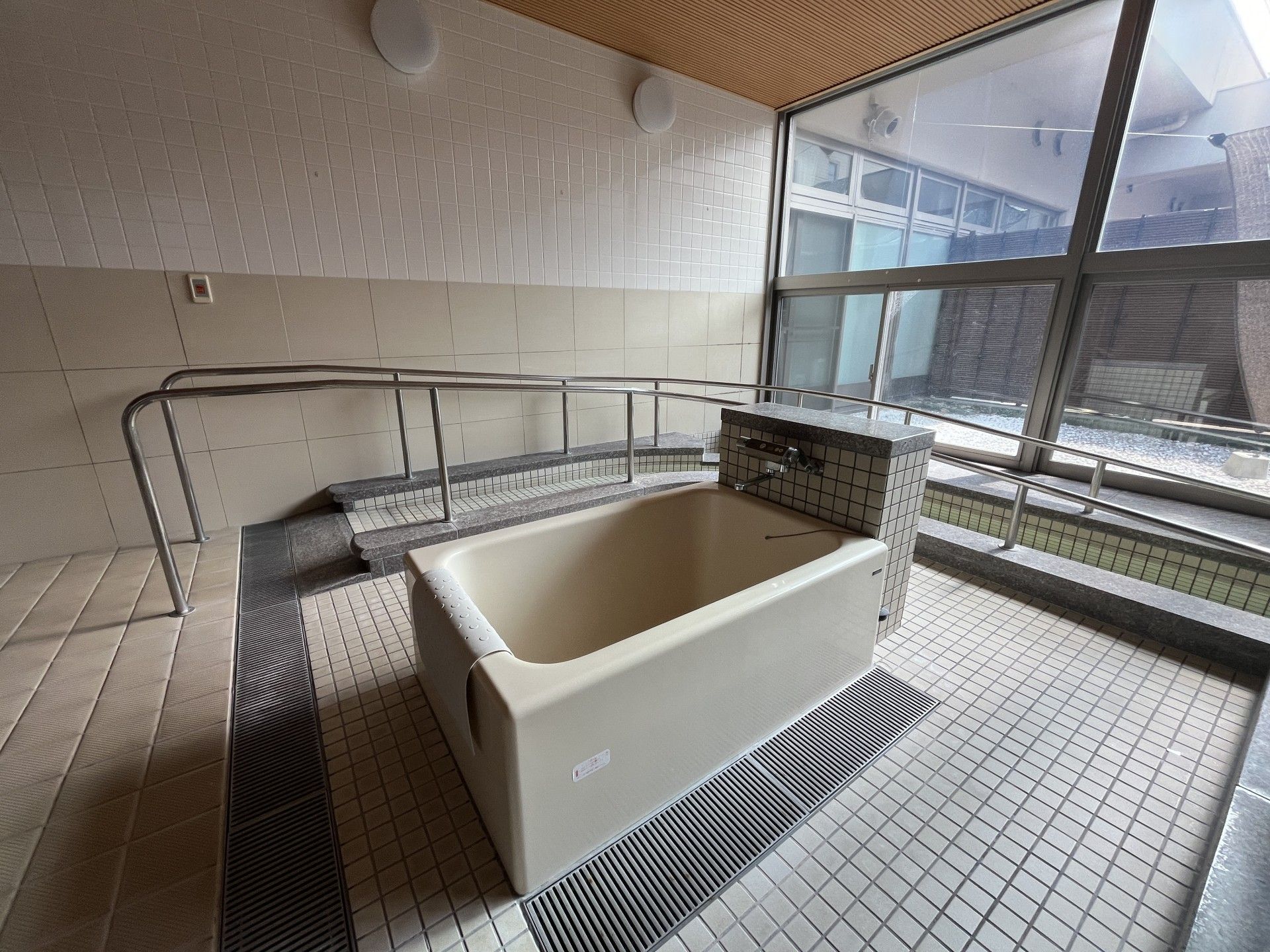 手すり付きの浴室