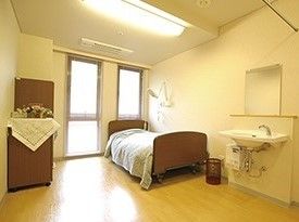 洗面所やベッド、収納家具が置かれた部屋にはエアコンもついている。