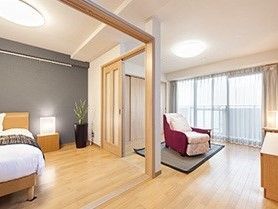 ベッドルームとリビングがわかれている広い居室。スライド式のドアがあり開け閉めも楽。