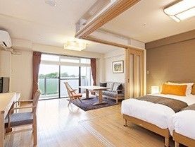 ベッドが二つ並んだ寝室とソファが置かれたリビングスペースを分けることができる。
