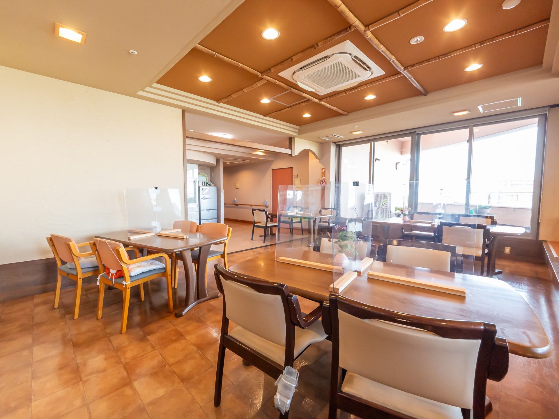 明るい食事スペース