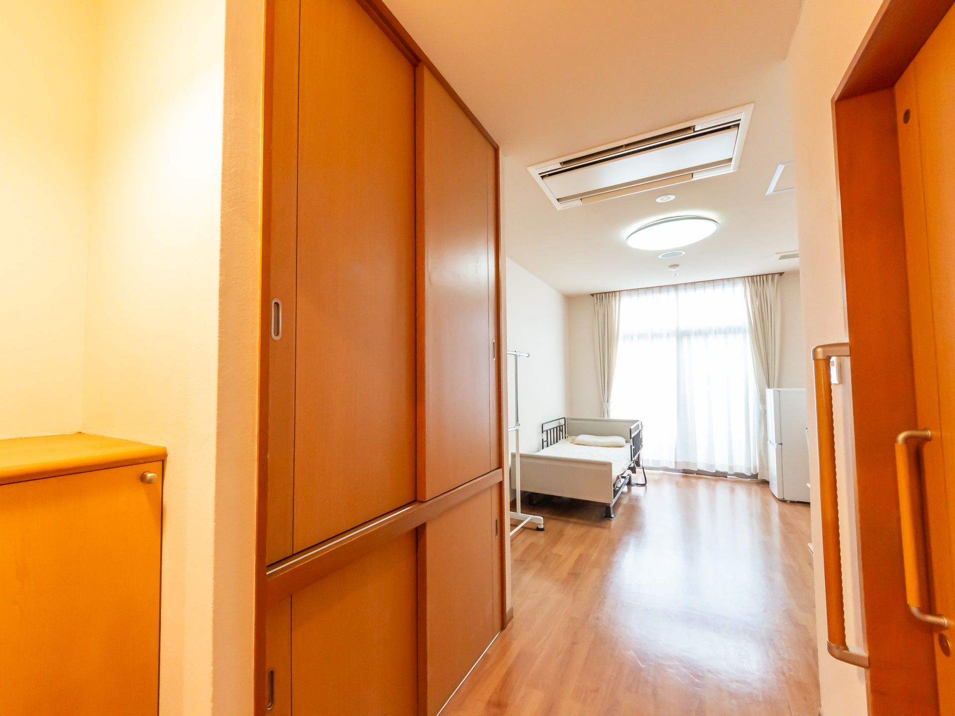 明るい個室の様子