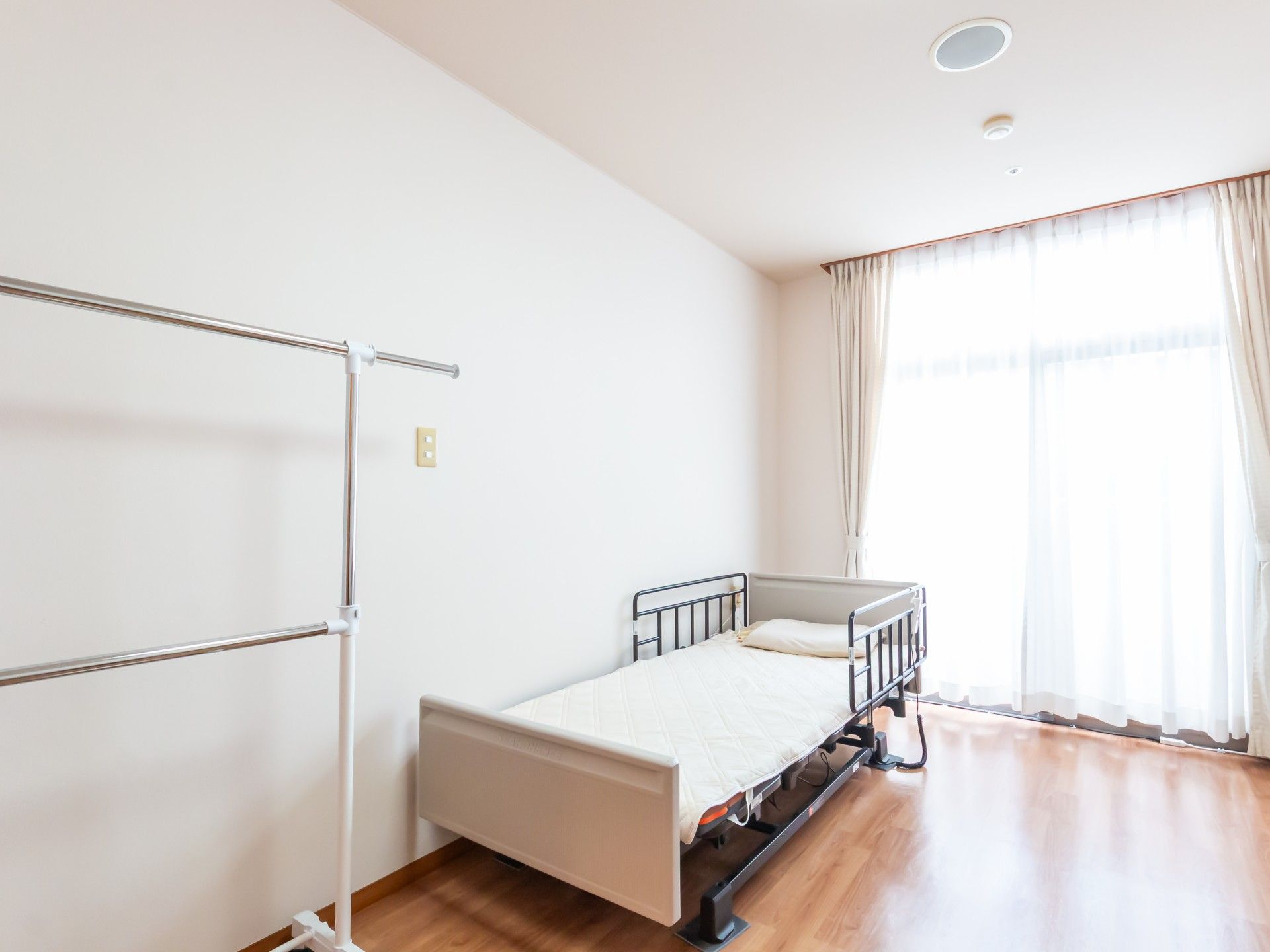 明るい個室のベッド