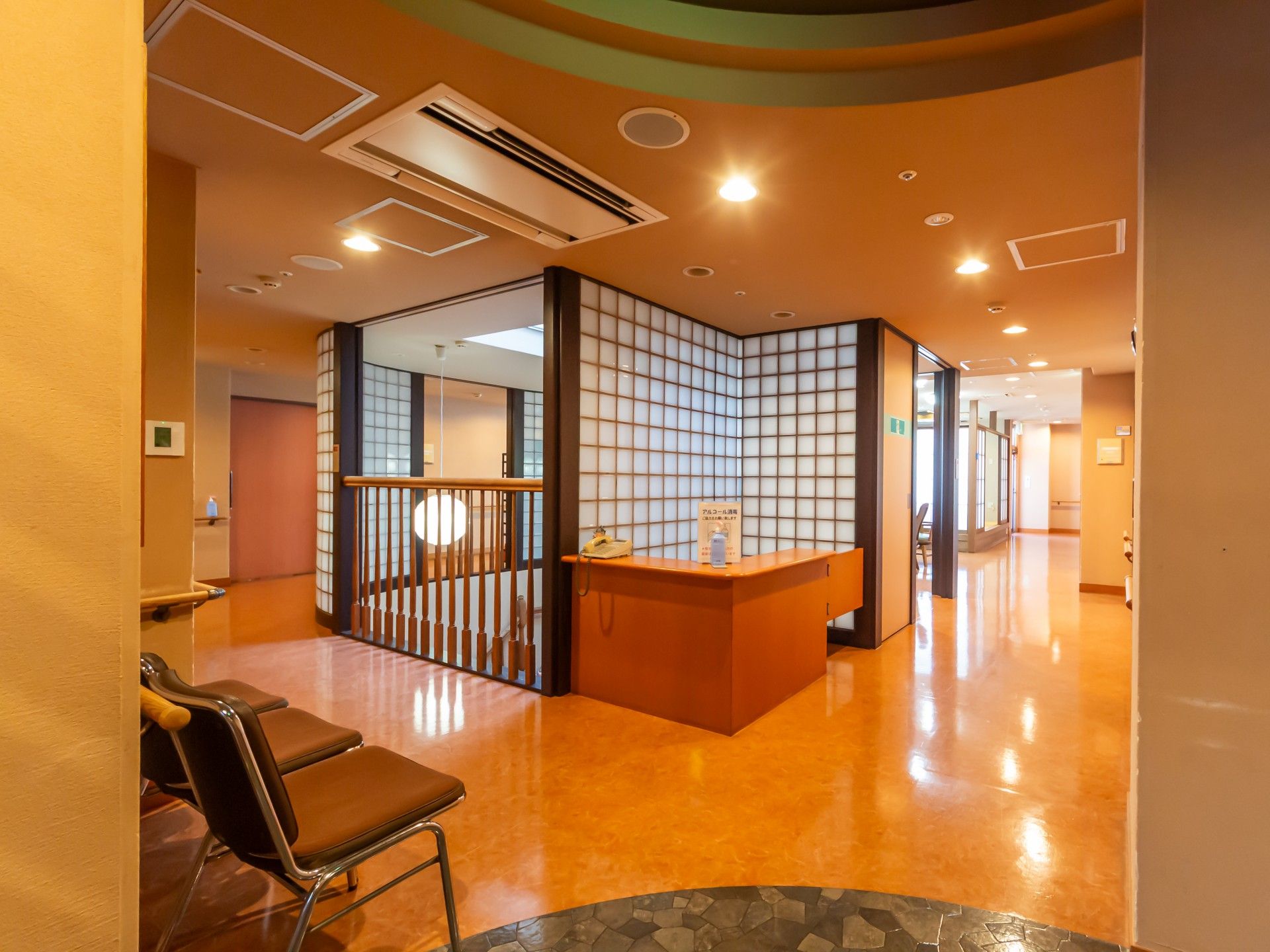 落ち着いた受付カウンター