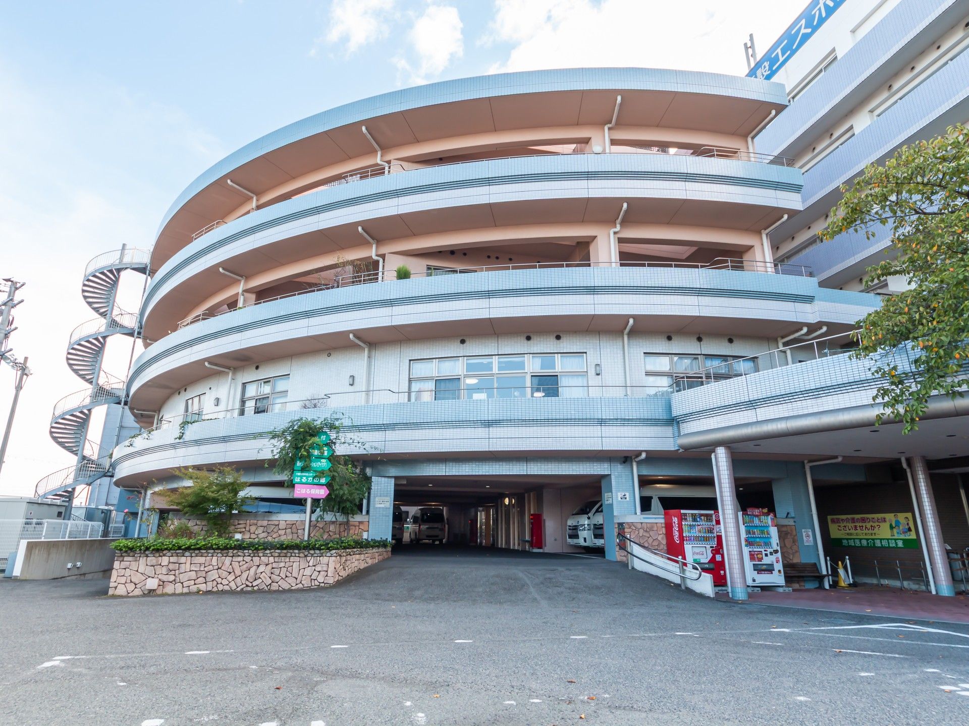 曲線が美しい建物の外観