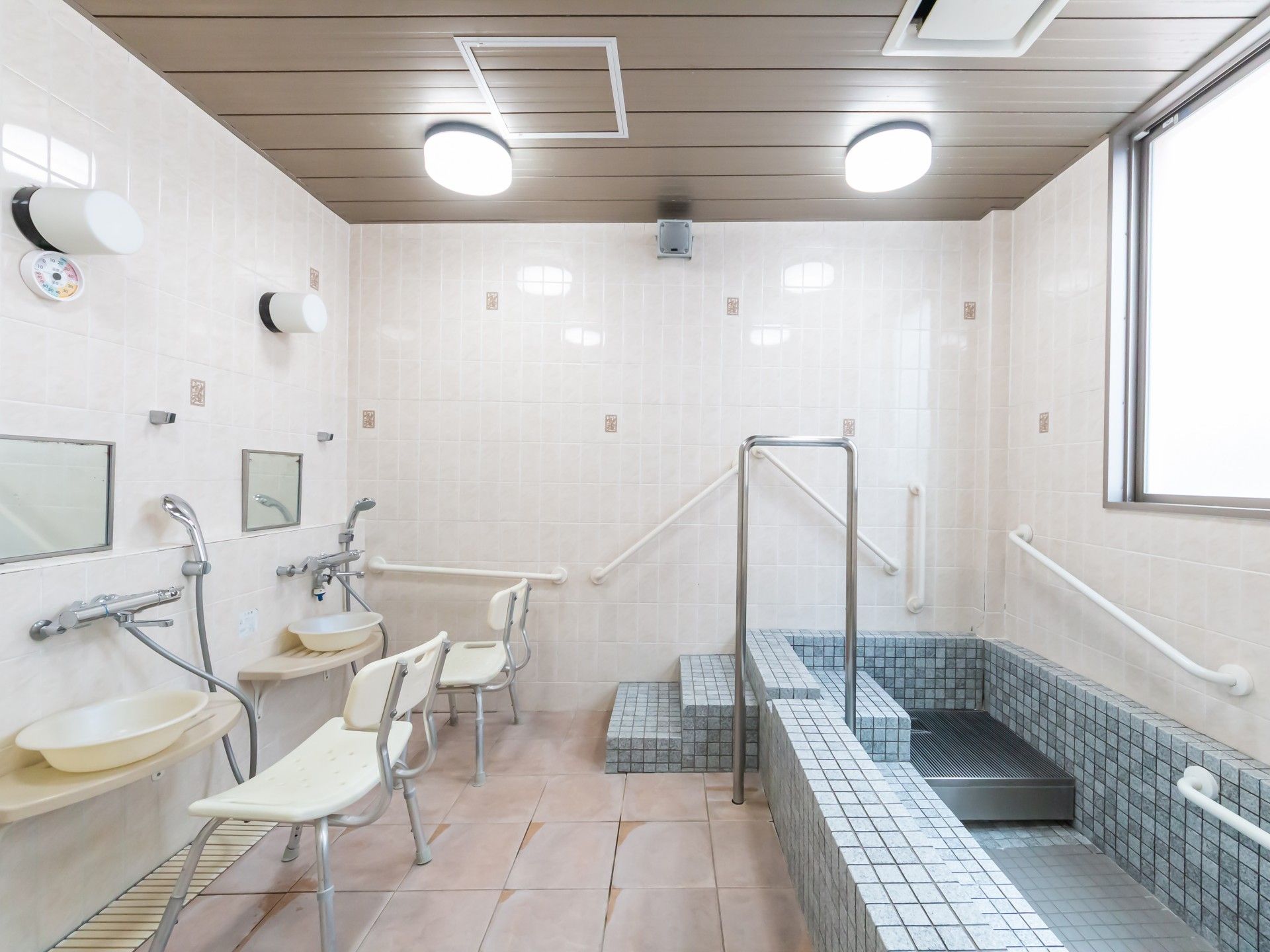 手すり付きの浴室