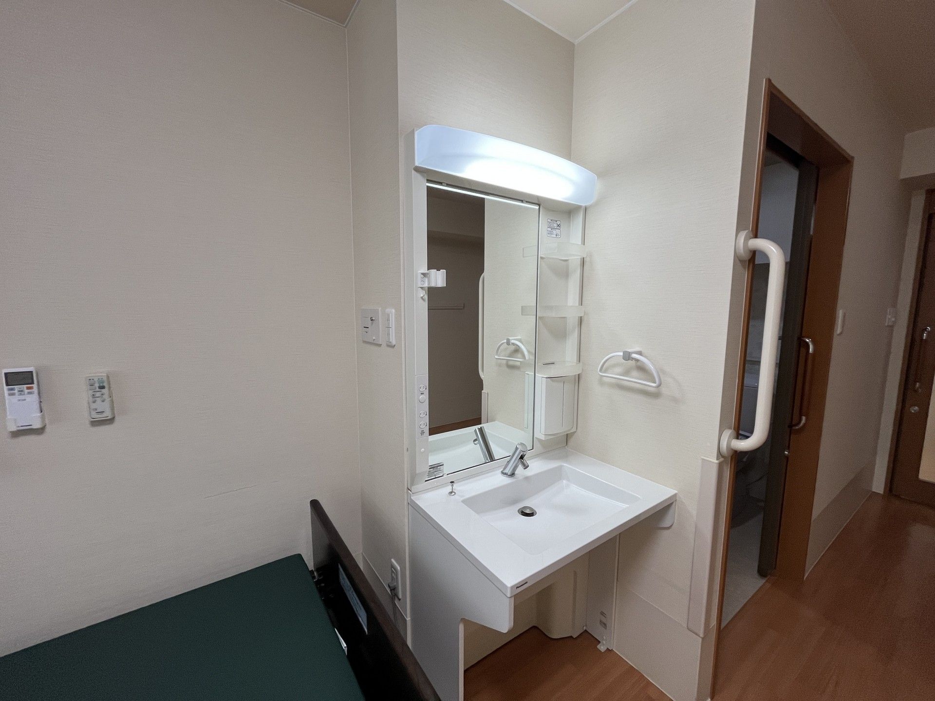 洗面台と手すりのある部屋