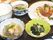 洋風のメインの料理にわかめのおひたし、白いご飯、根菜の煮物、スープなどが並んでいる。