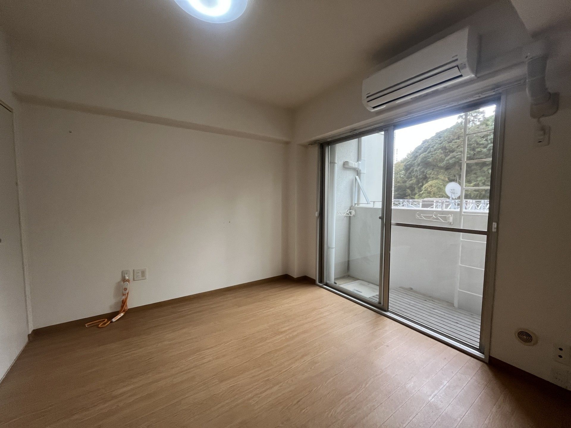窓際の明るい部屋