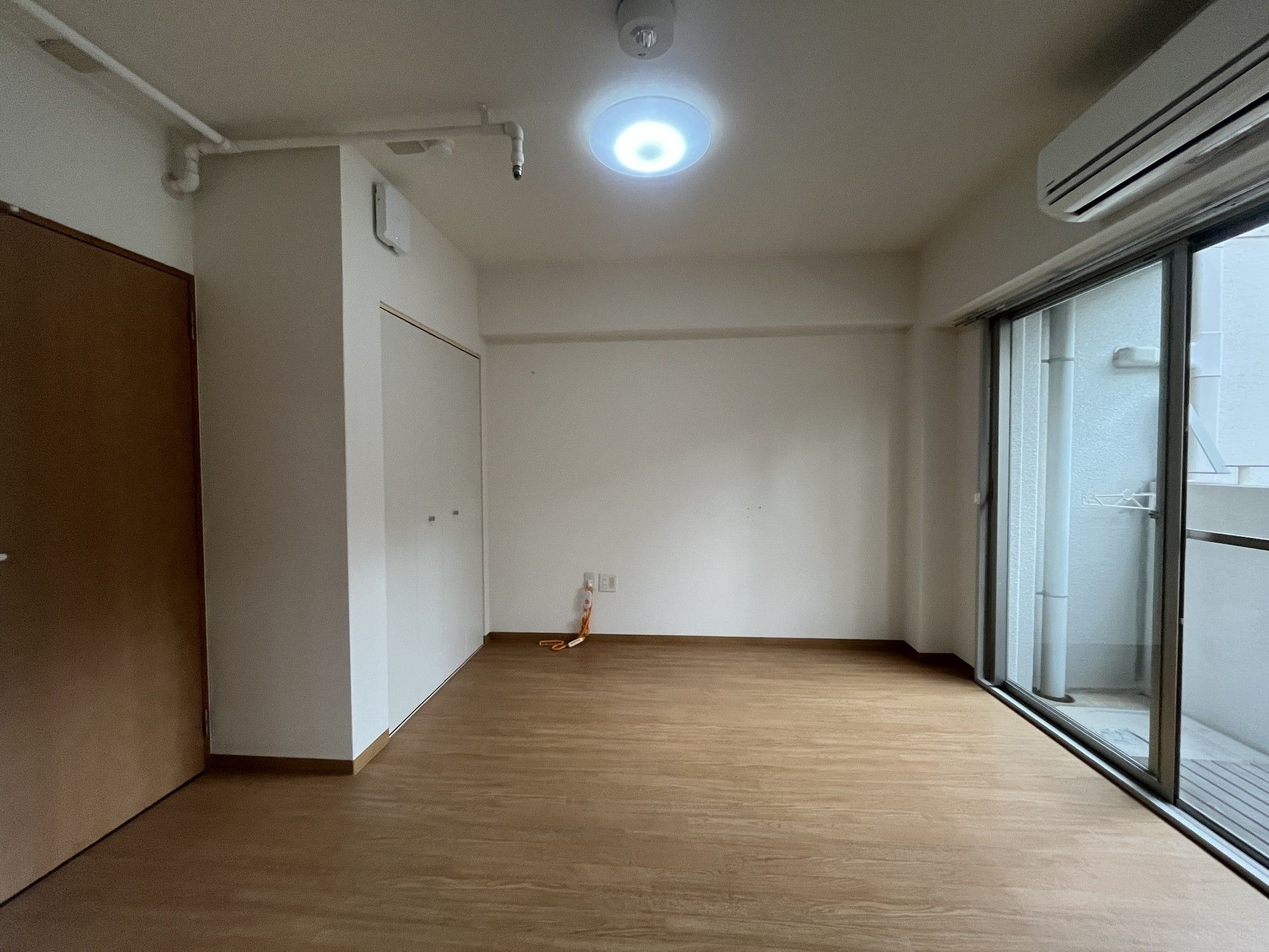 明るい個室の一角