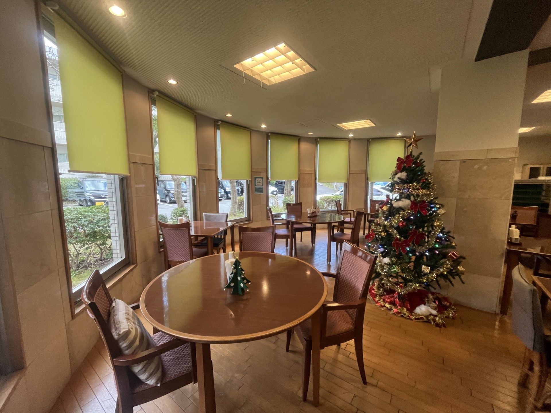 クリスマスツリーのある部屋
