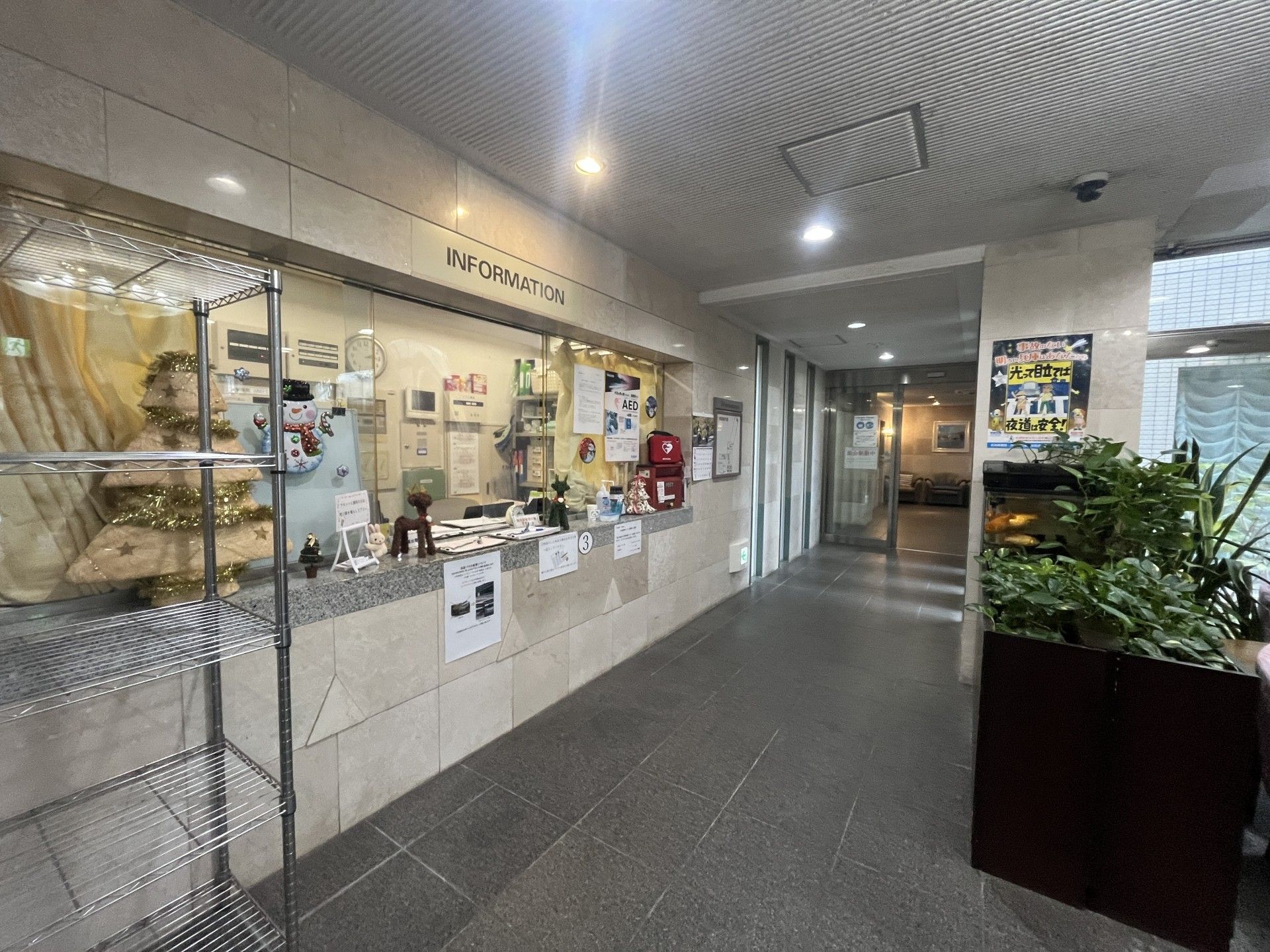案内カウンターと廊下