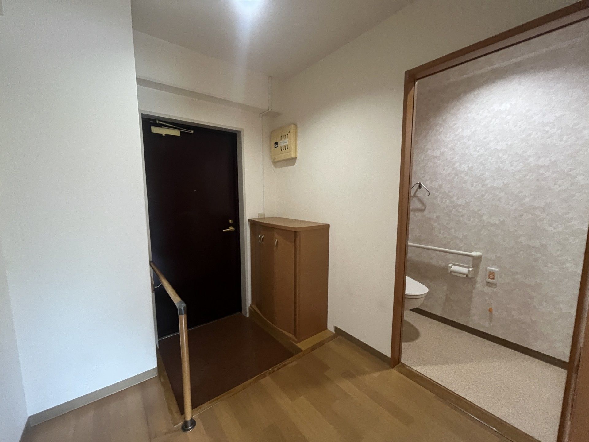 手すり付きの玄関とトイレ