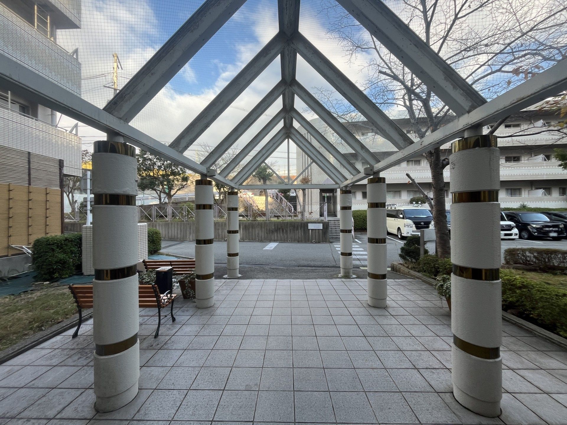 ガラス屋根の通路