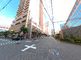 周囲の建物が見える交差点