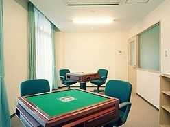 施設内に用意されている麻雀部屋の様子。マージャン卓が複数卓置いてある