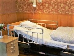 電動で寝起きできる介護式ベッドの様子。横に物入と緊急コールがある様子