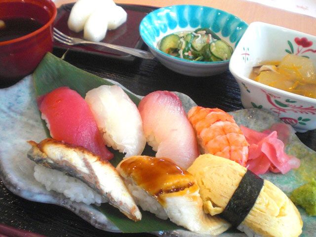 握り寿司に、きゅうりの吸い物や野菜の煮物が付いたメニュー