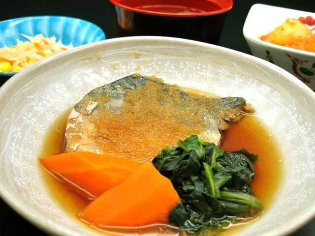 人参と小松菜を添えた魚の煮つけ